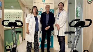 De izq. a dcha., Judith Sánchez-Raya, jefa del Servicio de Medicina Física y Rehabilitación, junto a Ramón Aiguadé, decano del Colegio de Fisioterapeutas de Cataluña, y Lucas Moreno, jefe del Servicio de Oncología y Hematología Pediátrica, en la entrega del material en el Hospital Vall d'Ebron.