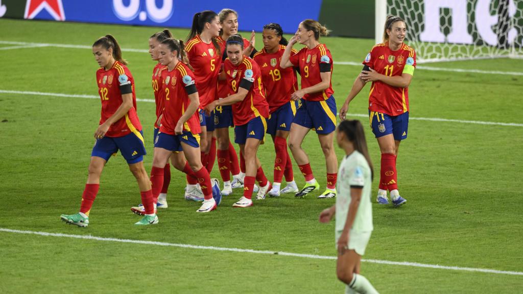Las jugadores de España celebran uno de los goles anotados ante Portugal en la Eurocopa