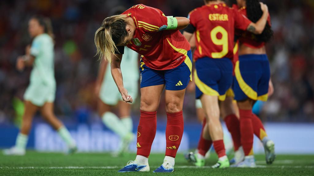 Alexia Putellas haciendo una reverencia en el España-Portugal (5-0) de la Eurocopa femenina