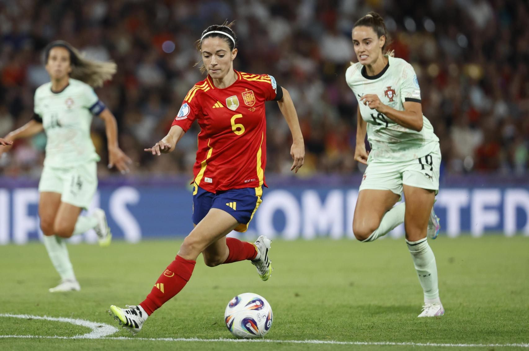 Aitana Bonmatí controla un balón en el España-Portugal de la Eurocopa femenina