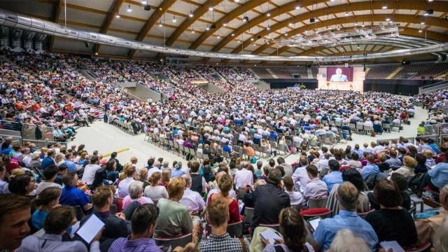 Una asamblea de testigos de Jehová en España