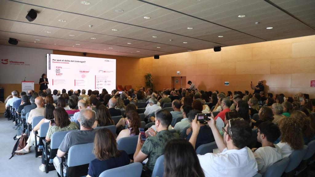 Asistentes al acto celebrado en Viladecans