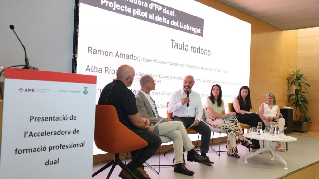 Mesa redonda entre los municipios participantes de la aceleradora
