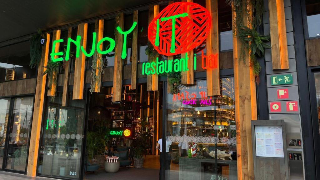Fachada del nuevo restaurante de Enjoy It en el centro comercial Splau