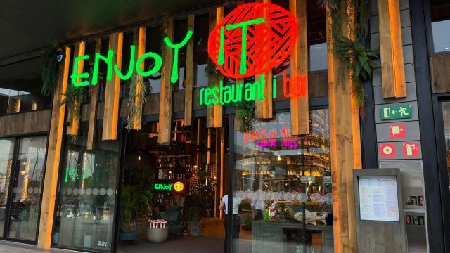 Fachada del nuevo restaurante de Enjoy It en el centro comercial Splau