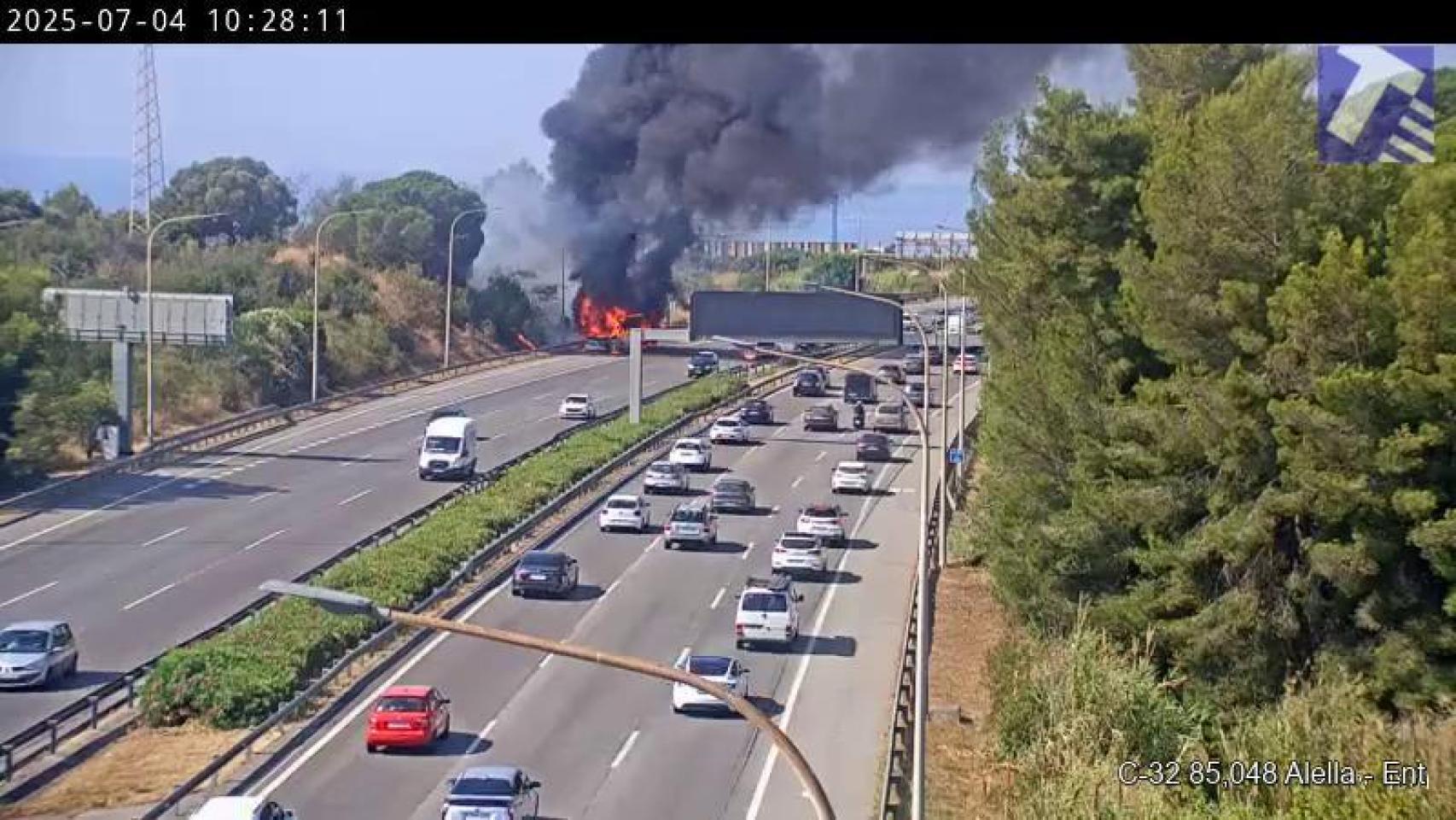 Arde un autobús entre Montgat y Tiana: sin heridos y dos kilómetros de retenciones