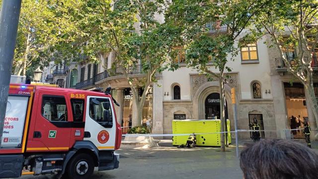 Los Bomberos preparan un colchón de rescate en paseo de Gràcia