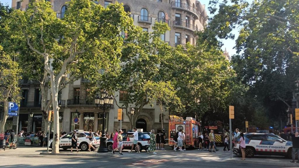 El creuament de Consell de Cent i passeig de Gràcia tallat