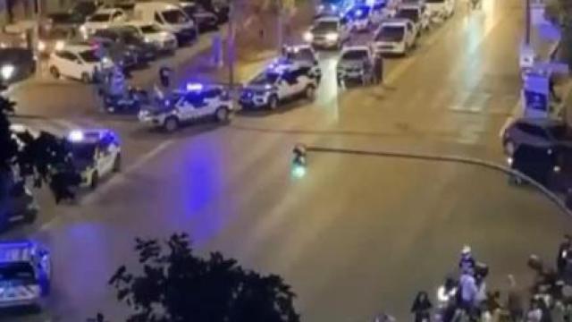 Batalla campal en Sabadell con cientos de implicados: un detenido y varios apuñalados