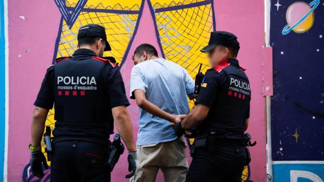 Los Mossos d'Esquadra en Barcelona con un identificado