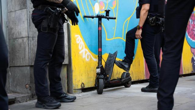Mossos d'Esquadra en el Pla Kanpai del Raval con un patinete