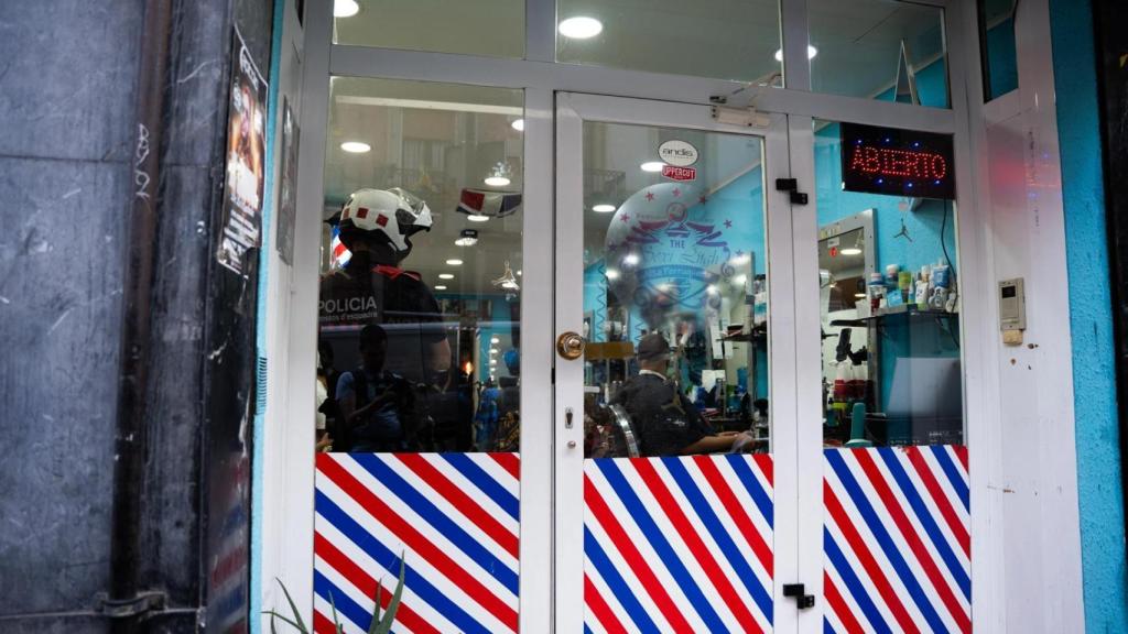 Mossos d'Esquadra en el Pla Kanpai en una peluquería dominicana de Sants