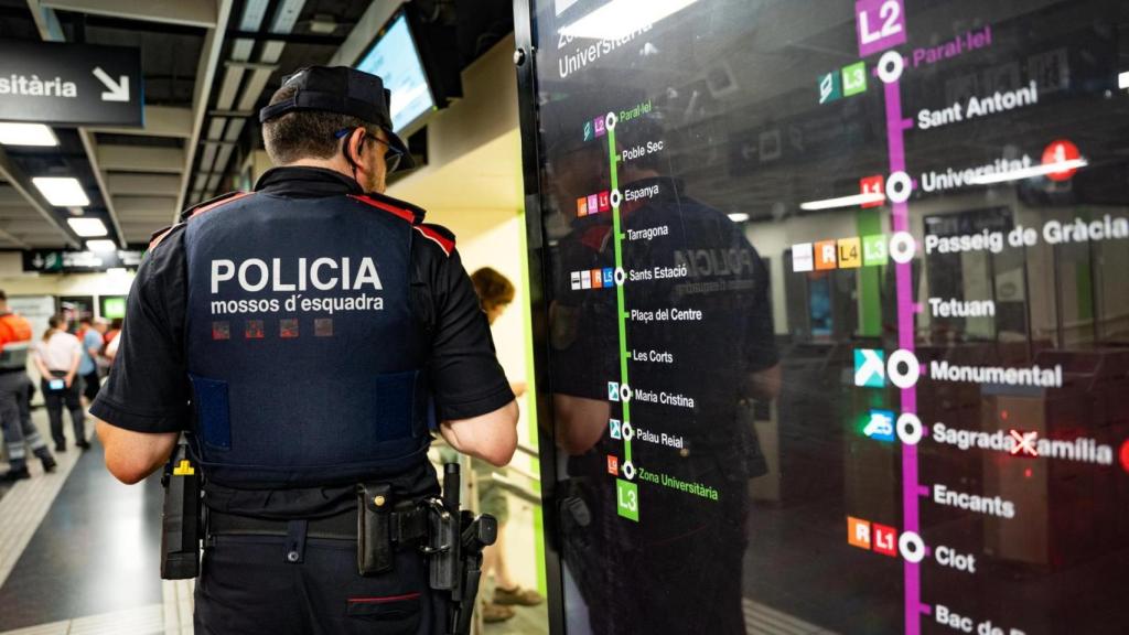 Mossos en Pla Kanpai en un control del metro de Paral·lel