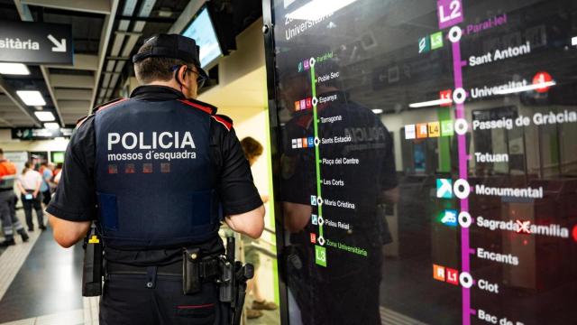 Mossos en Pla Kanpai en un control del metro de Paral·lel