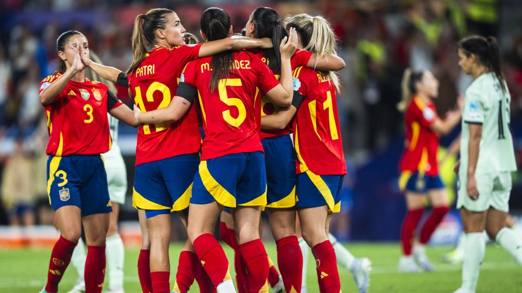 Las jugadoras de la selección española celebran un gol contra Portugal en la Eurocopa Femenina