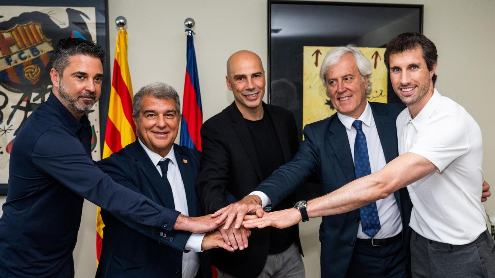 Juan Carlos Navarro, Joan Laporta, Josep Cubells y Mario Bruno Fernández, en la firma de Joan Peñarroya como nuevo entrenador del Barça de basket