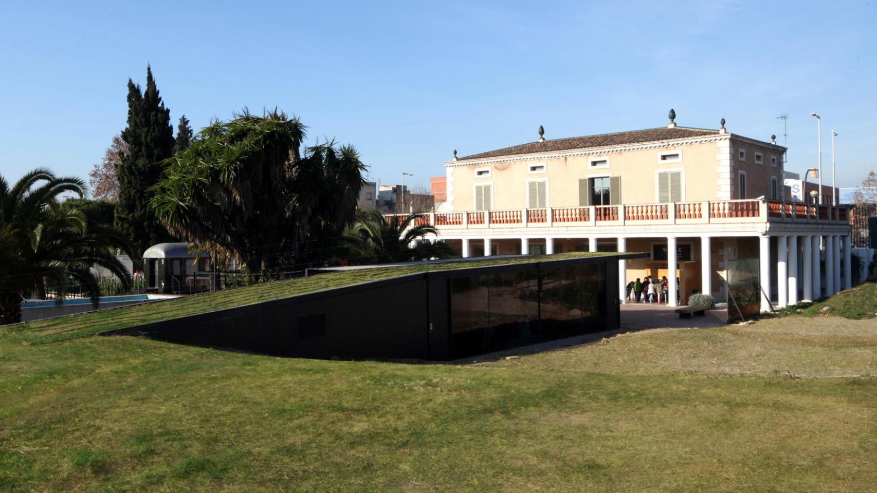 Exterior del MhiC de Sant Adrià donde se organizan los tardeos
