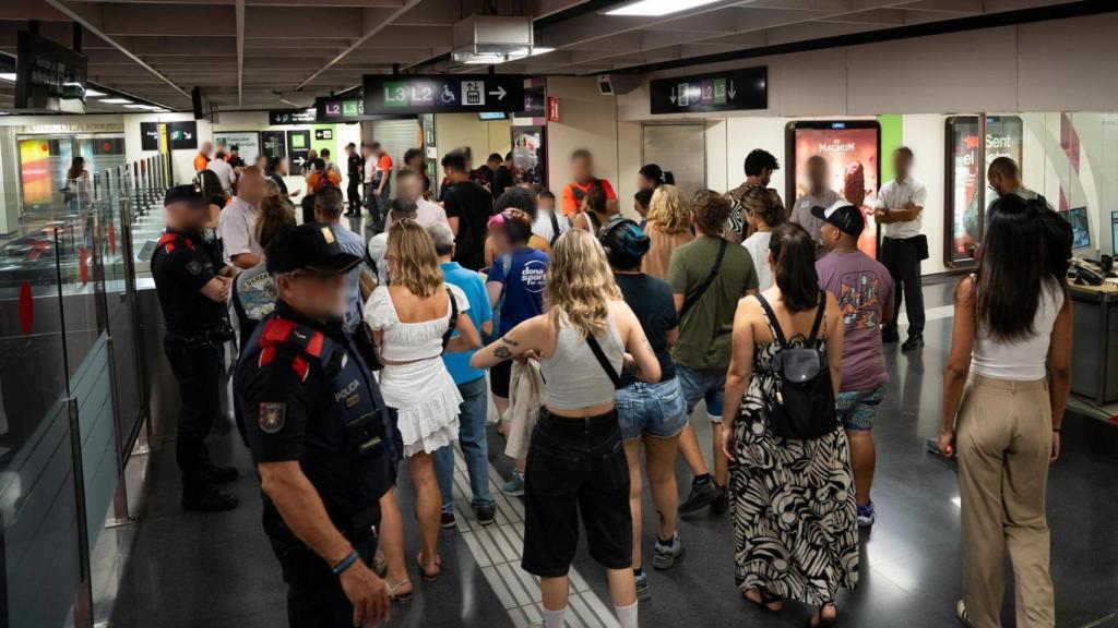 Control en el metro de Barcelona durante un 'Pla Kanpai' de los mossos