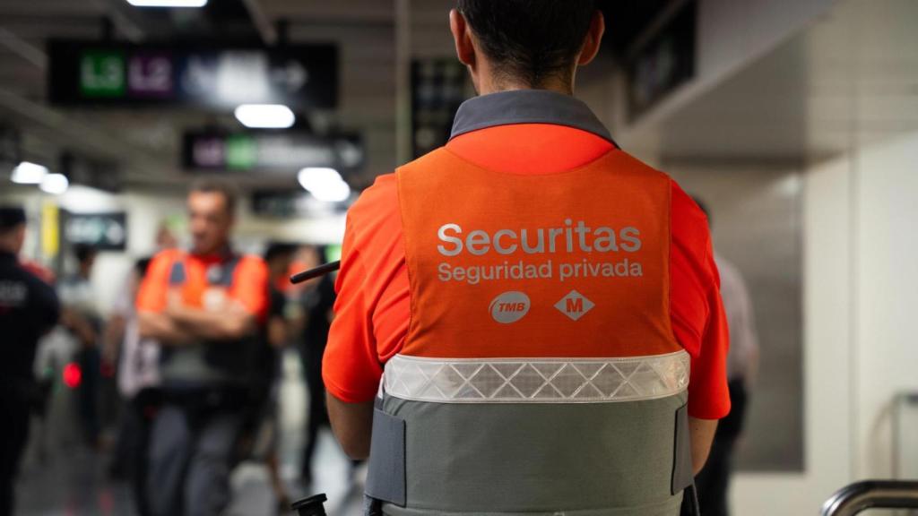Un vigilante de seguridad del metro de Barcelona