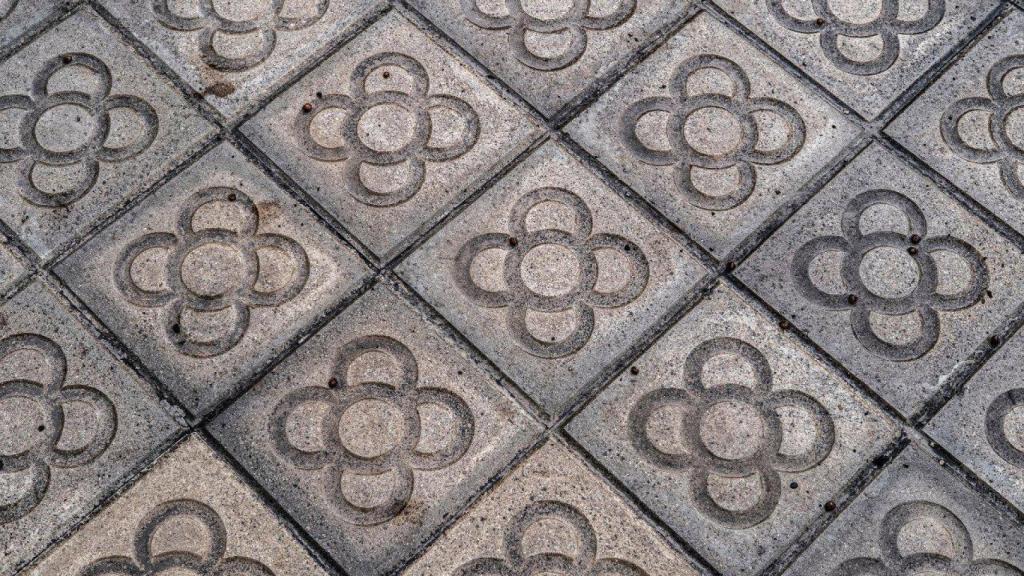 De baldosa funcional a icono urbano: así nació la flor que decora las aceras de Barcelona