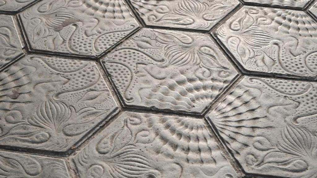 Adoquins modernistes d'un carrer de Barcelona