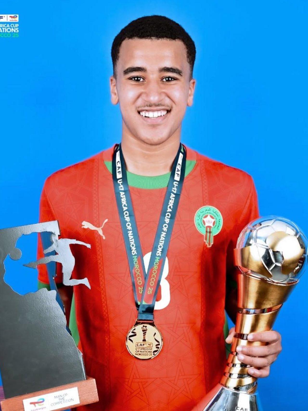 Abdellah Ouazane sujeta el trofeo de la Copa África sub-17 y el premio MVP