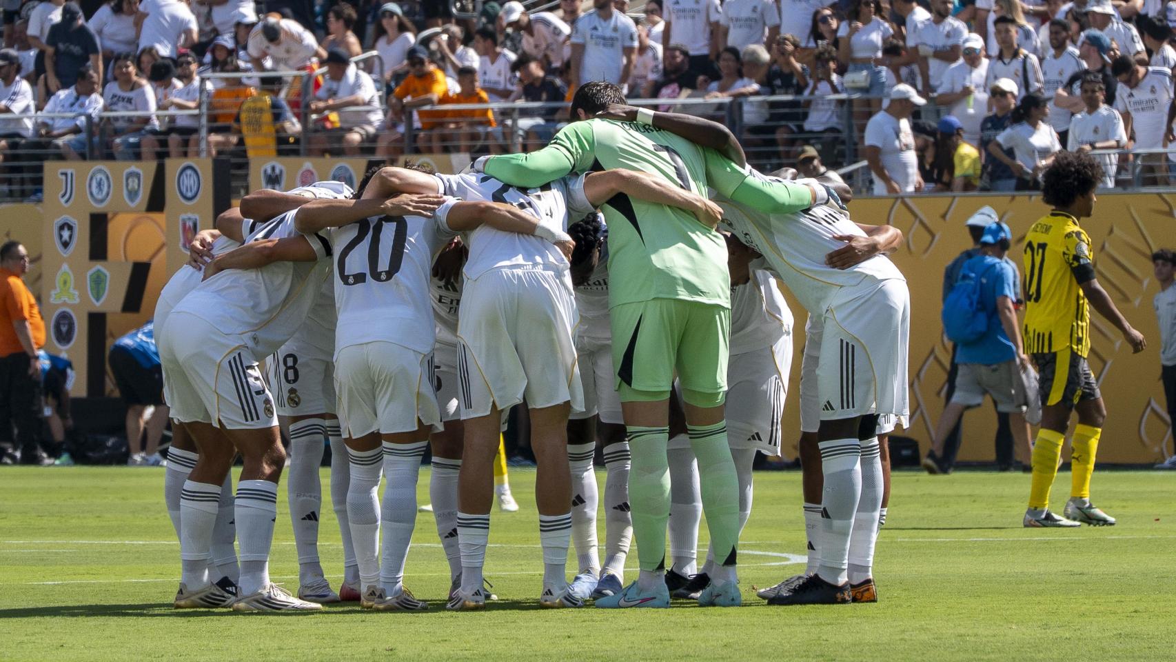 Los jugadores del Real Madrid hacen piña en los cuartos de final del Mundial de Clubes