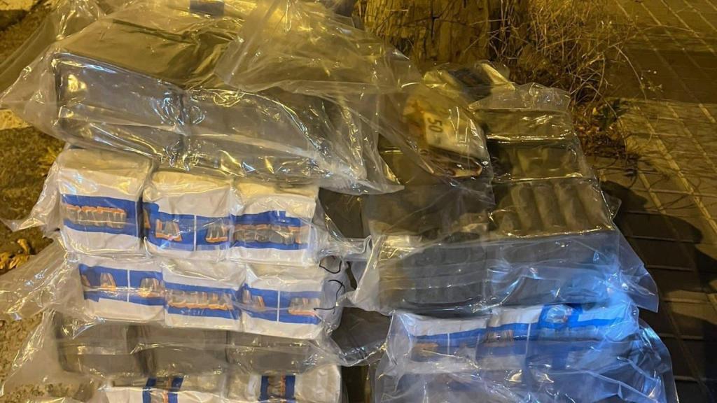 Dos detenidos por llevar 87 kilos de hachís en el coche en Gràcia