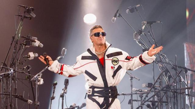 Robbie Williams convierte Cornellà en una “terapia colectiva” con un show inolvidable