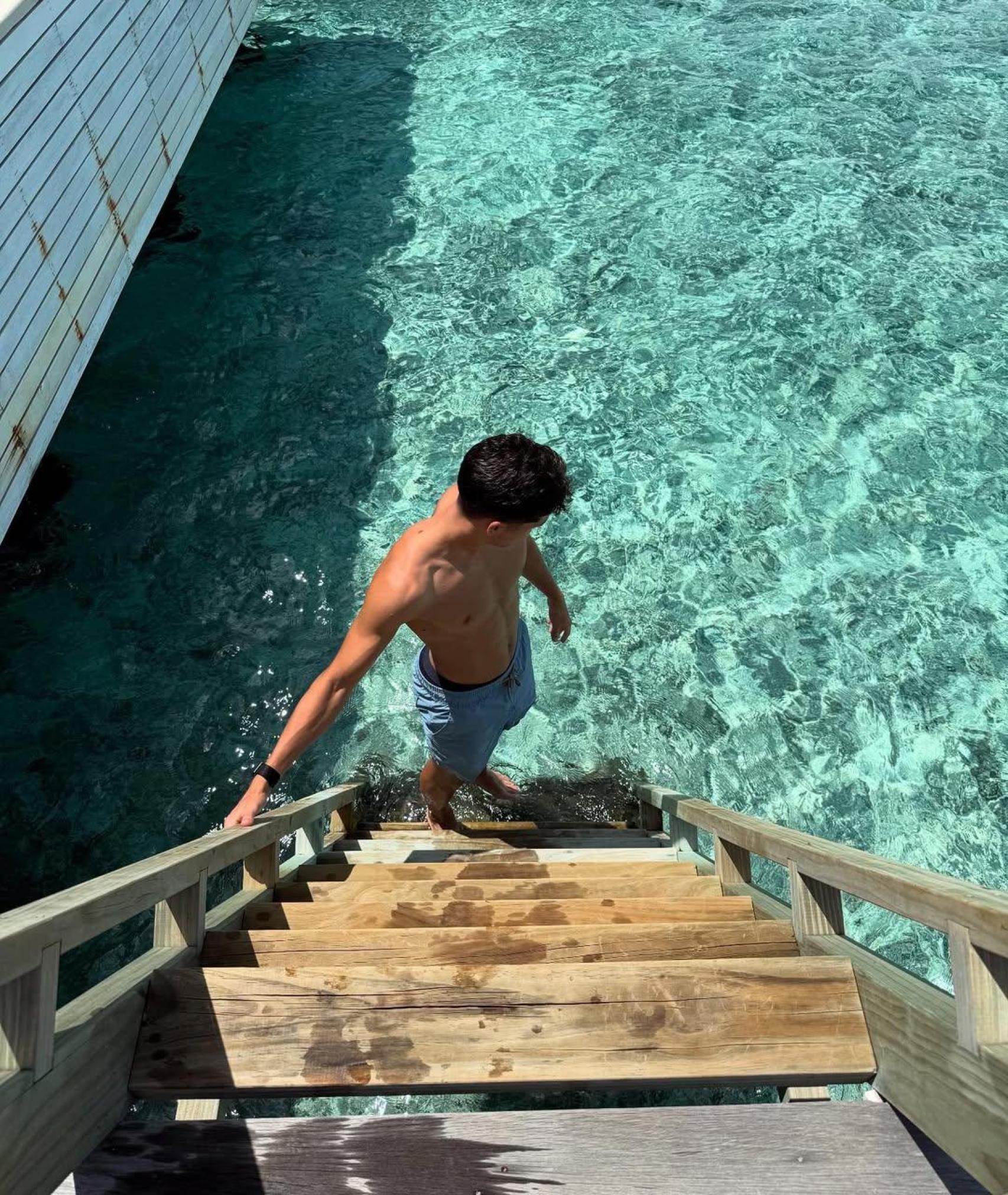 Pau Cubarsí, relajado en sus vaciones en las Maldivas con su familia (1)