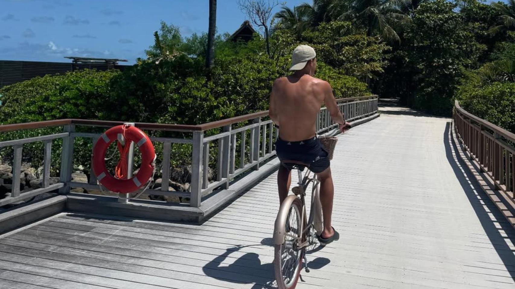 Pau Cubarsí en bicicleta por las Islas Maldivas
