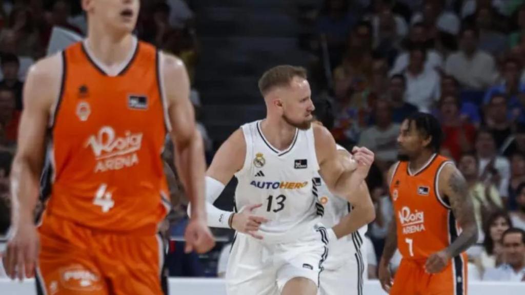Dzanan Musa celebra una canasta del Real Madrid de basket contra el Valencia
