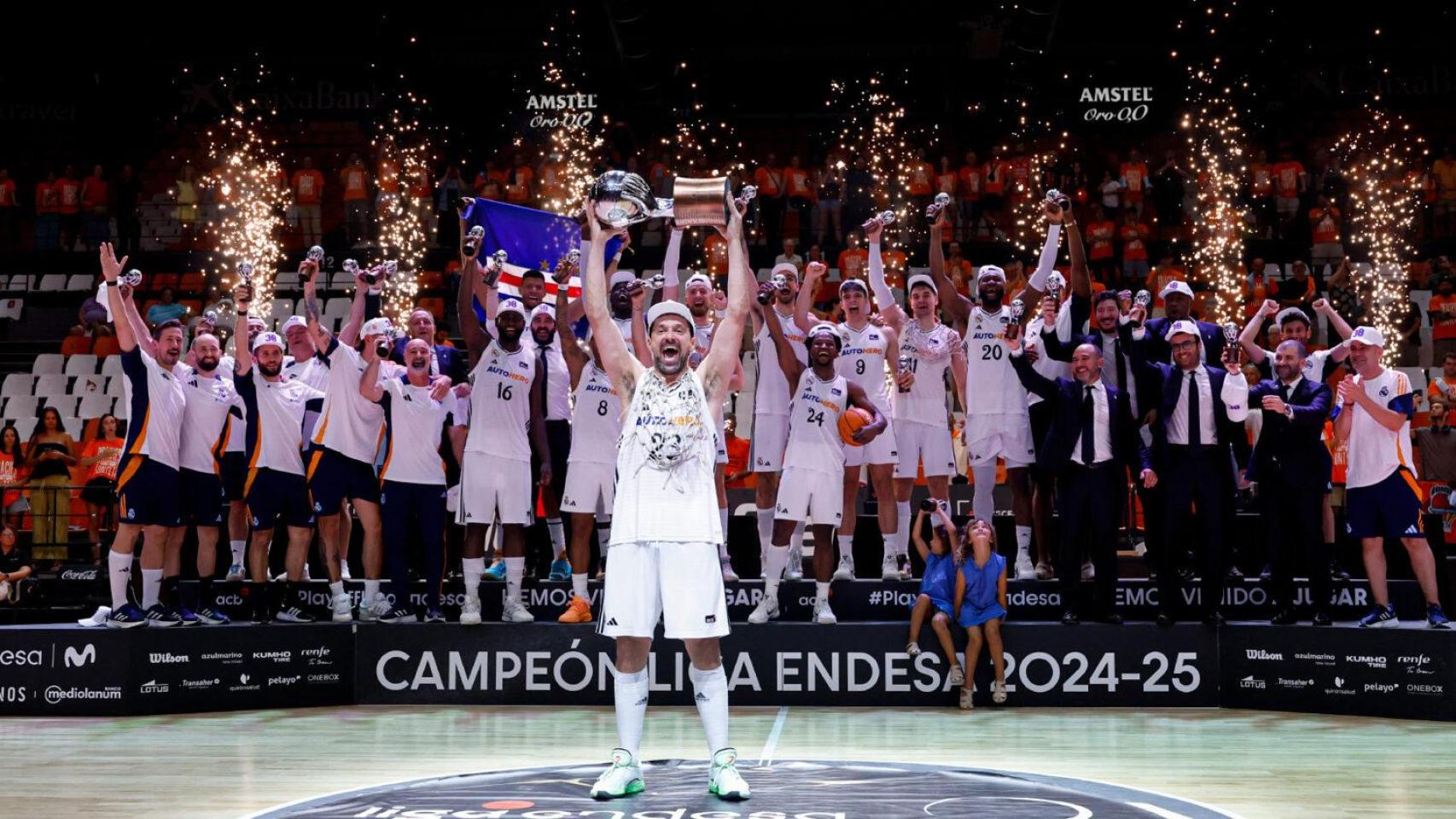 Sergio Llull levanta el título de la Liga ACB con el resto de estrellas del Real Madrid de basket