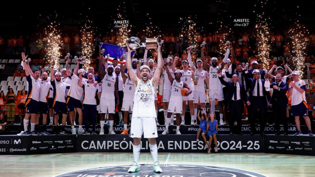 Sergio Llull levanta el título de la Liga ACB con el resto de estrellas del Real Madrid de basket