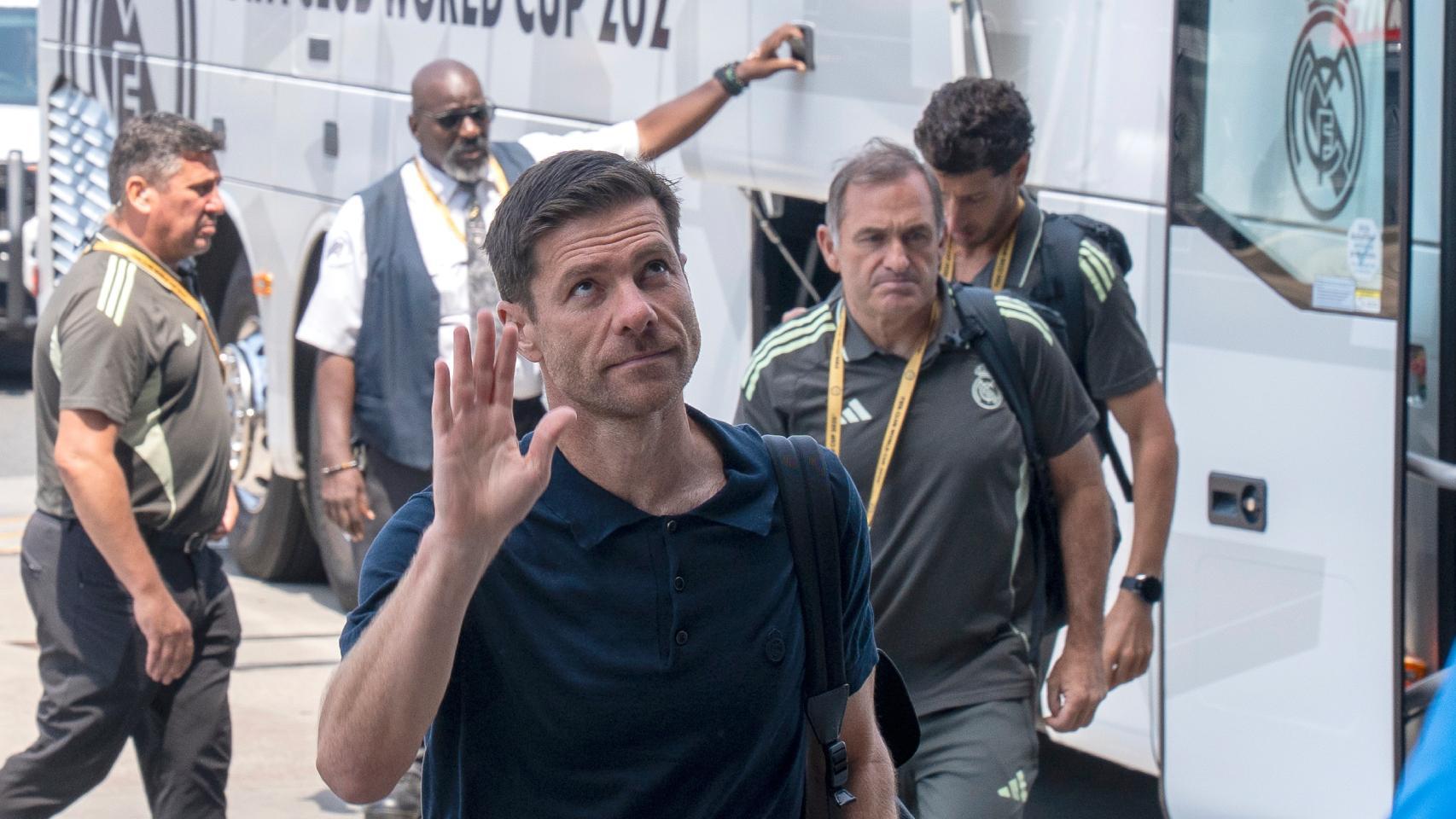 Xabi Alonso saluda a los aficionados del Real Madrid antes del partido contra el Borussia Dortmund