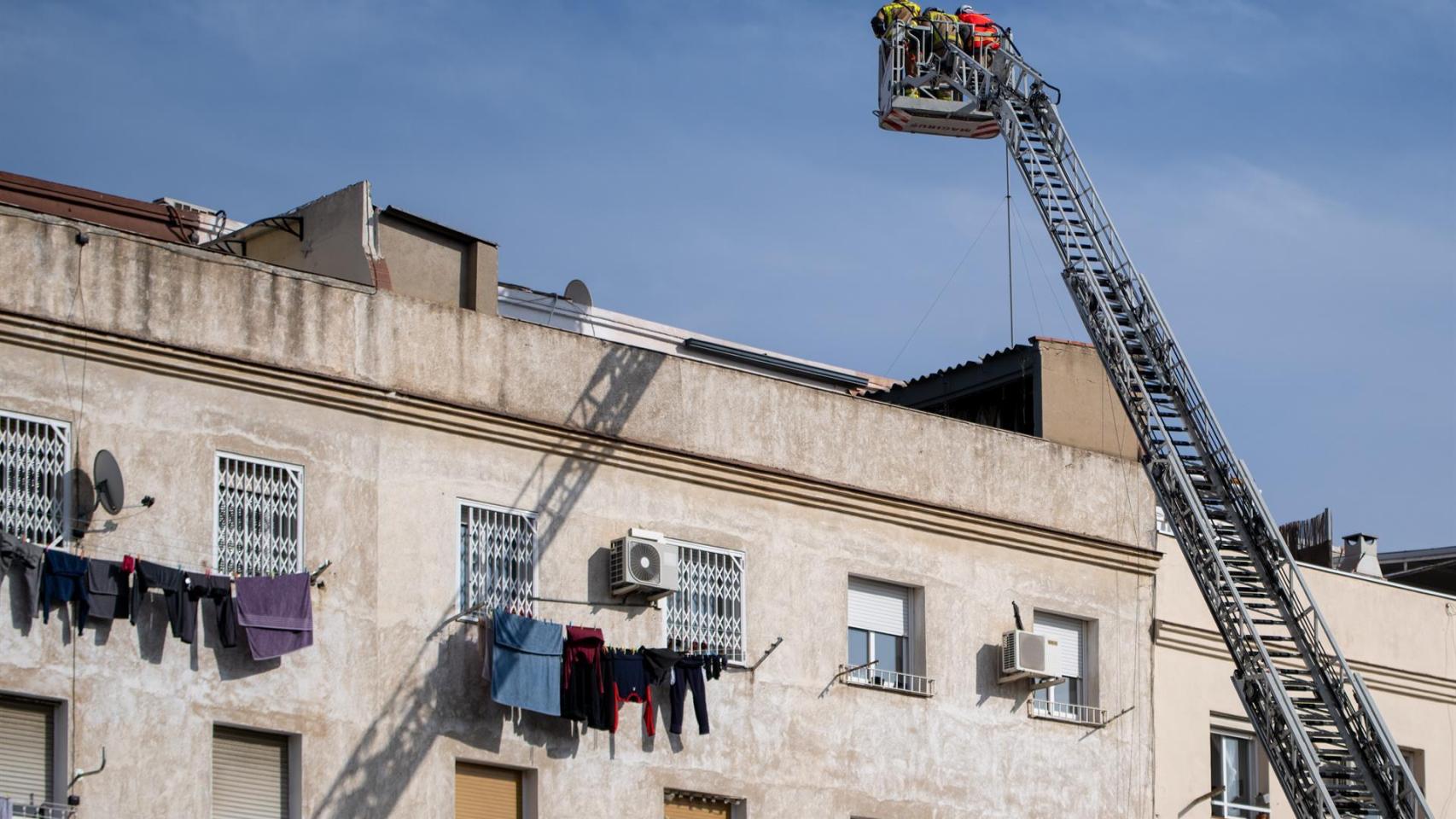 Varios agentes del cuerpo de Bomberos trabaja tras el derrumbe de un edificio en Badalona, a 6 de febrero de 2024, en Badalona