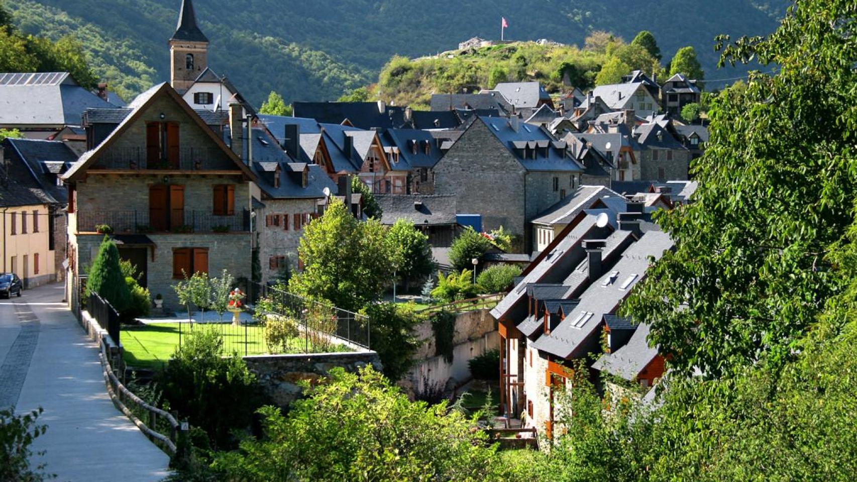 El pueblo de Cataluña construido con las ruinas de su castillo, Es Bordes
