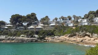 No lo sabías: la bonita y desconocida cala de Tarragona a la que solo se puede llegar desde un camping