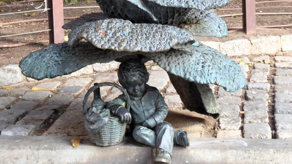 Así es la sorprendente ruta por la Cataluña más bizarra: enanos gigantes, superhéroes y un mono borracho