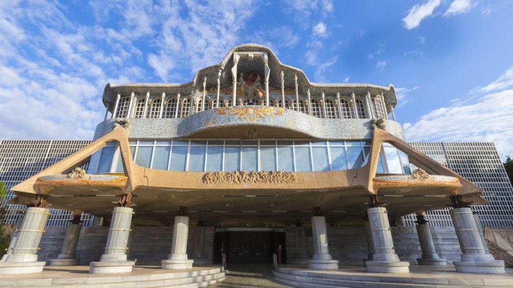 He pasado muchas veces por delante y no sabía que el arquitecto de este edificio quiso imitar a Gaudí: Azulejos con diversos motivos marinos