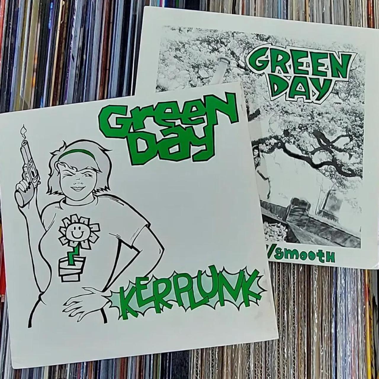 Vinils de Green Day a Discos Revolver del carrer Tallers