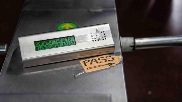 Imagen de un torno del metro de Passeig de Grácia con un cartel informativo