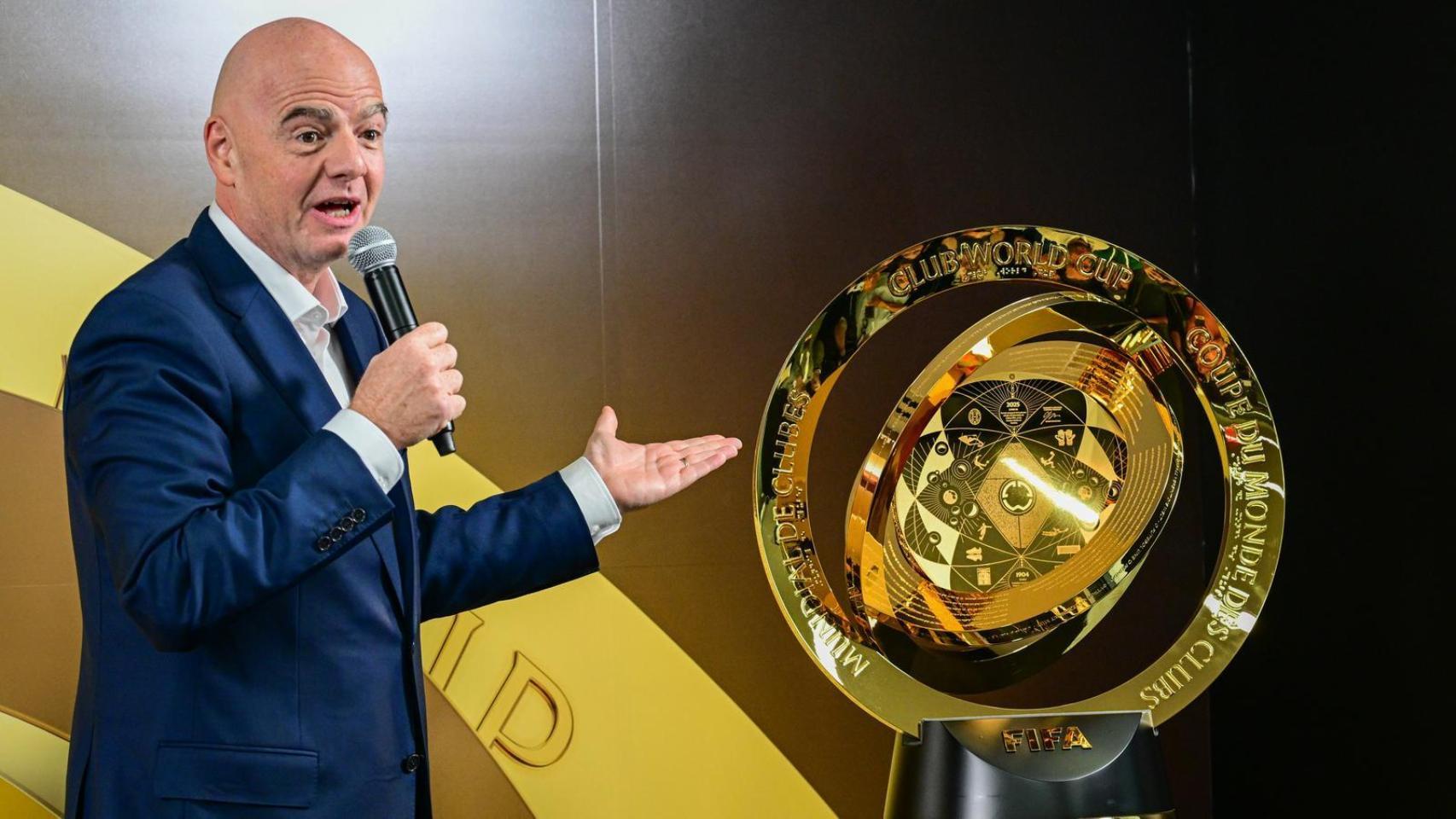 Gianni Infantino, presidente de la FIFA, presentando el trofeo del Mundial de Clubes 2025