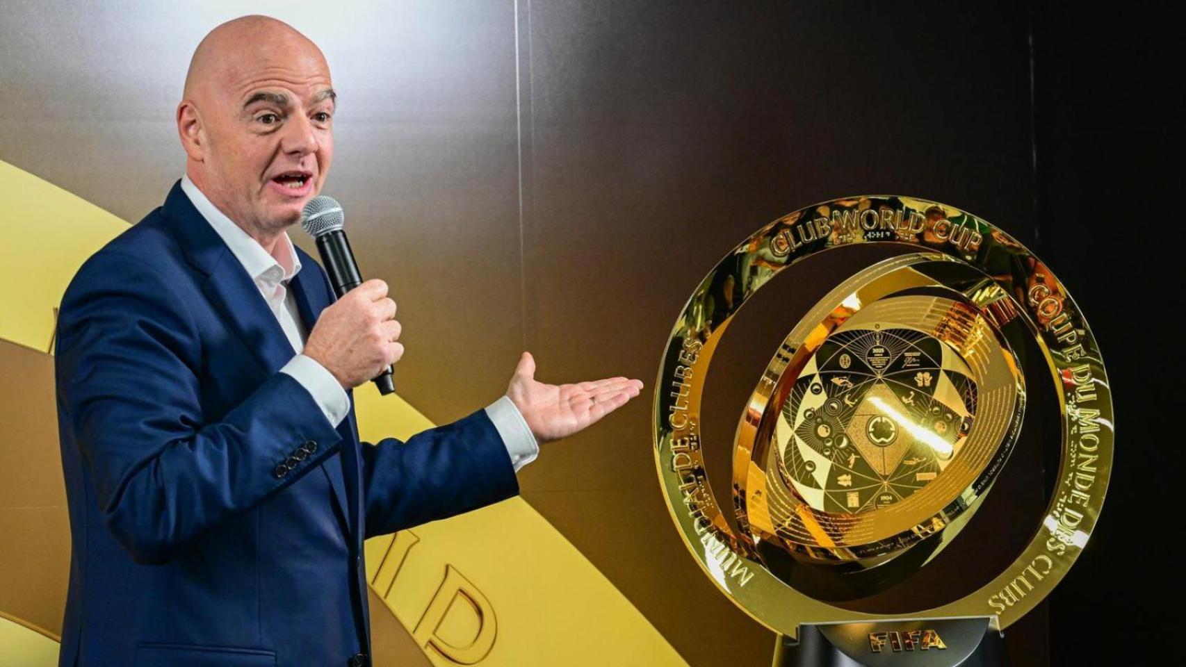 Gianni Infantino, presidente de la FIFA, presentando el trofeo del Mundial de Clubes 2025
