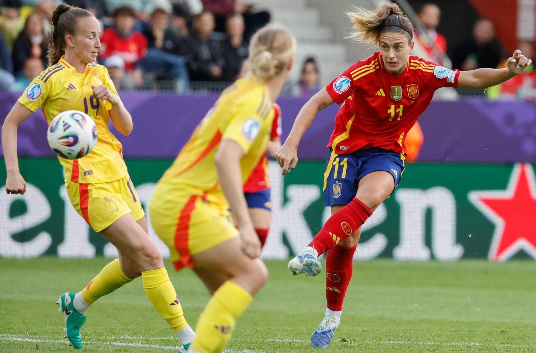 Alexia Putellas chuta a portería en el España-Bélgica (6-2) de la Eurocopa femenina