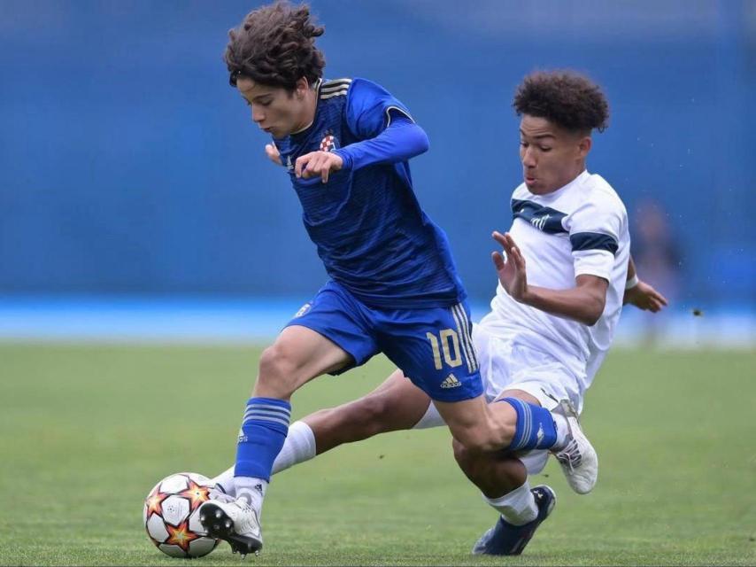 Lovro Chelfi en un partido con el Dinamo de Zagreb