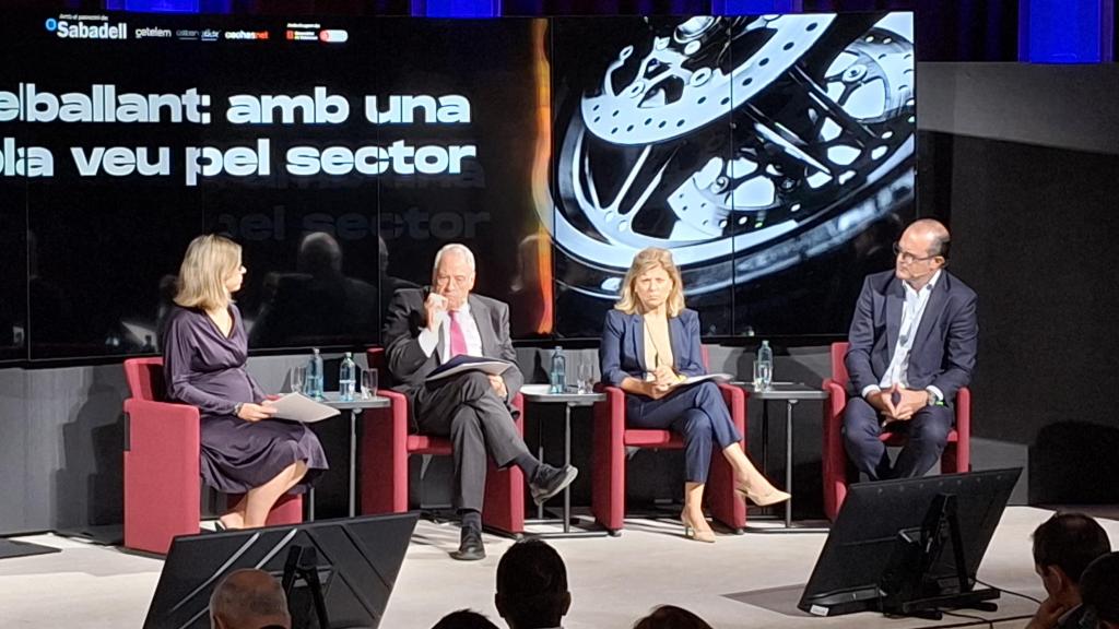Jaume Roura (Fecavem), Marta Blázquez (Faconauto) i Jaime Barea (Ganvam) durante un debat moderat per la periodista Núria Casas