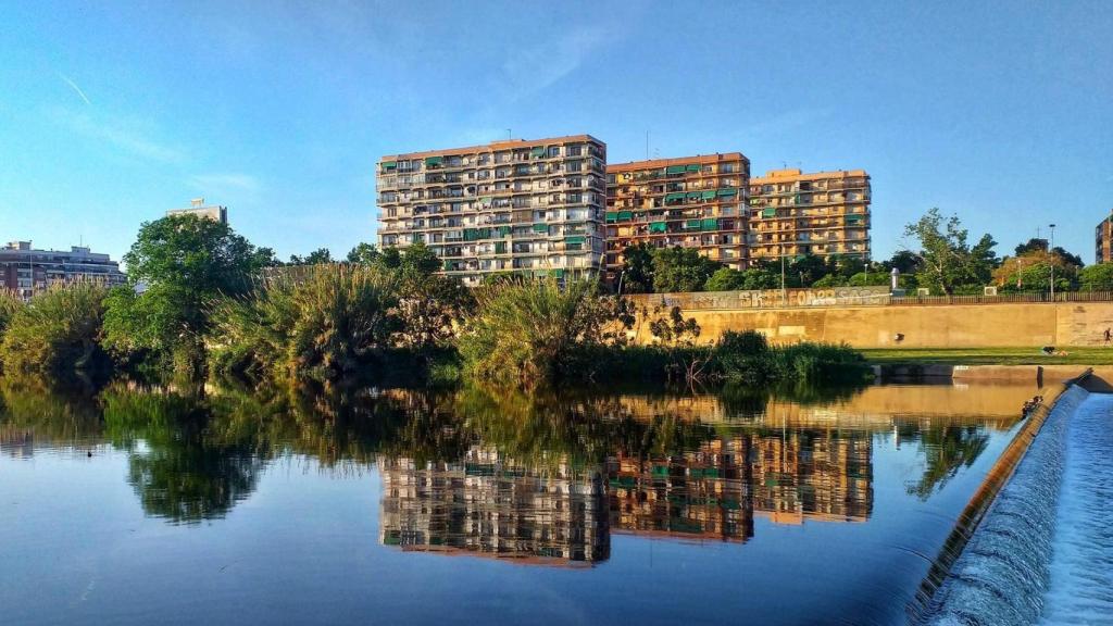 Sant Joan Baptista desde el río Besòs