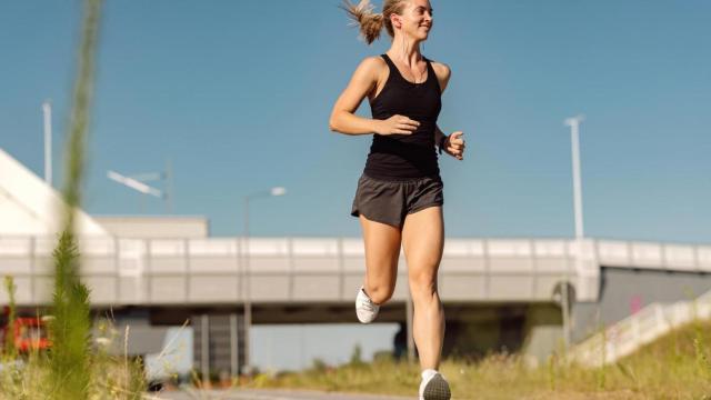 Mujer practicando running