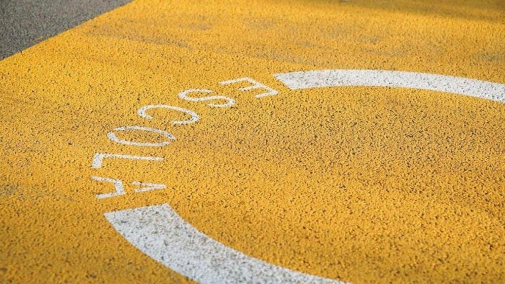 Imagen de recurso de pintura en la calzada sobre la cercanía de una escuela